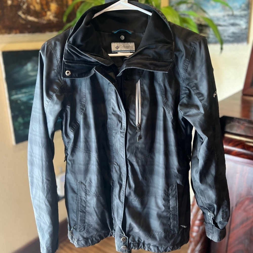 Columbia woman’s 3-1 interchange jacket size XS in used condition